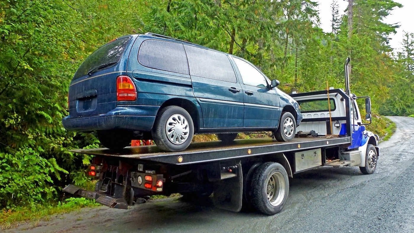 Winnipeg-Towing-flatbed towing a van
