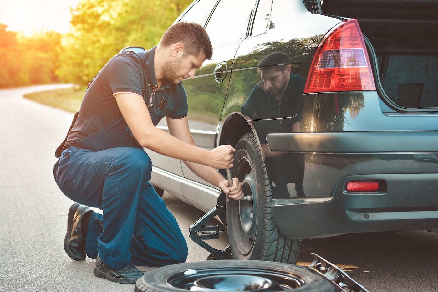 Winnipeg-Towing-roadside tire change